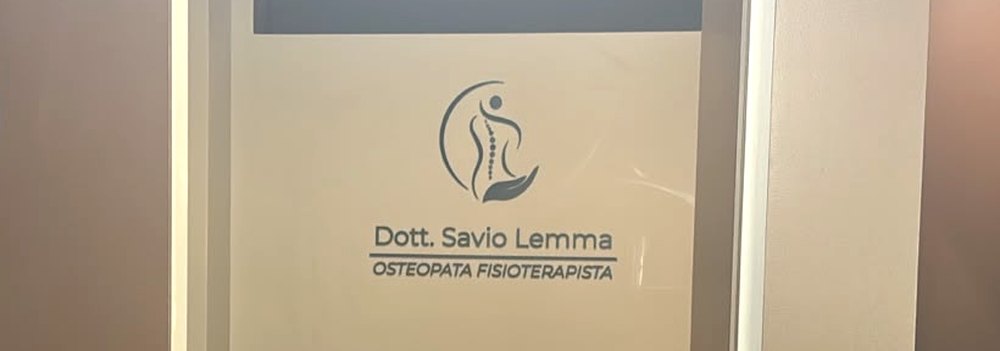L'ingresso dello studio del Dott. Savio Lemma a Barletta: la vetrata con il logo e la scritta Dott. Savio Lemma, osteopata fisioterapista